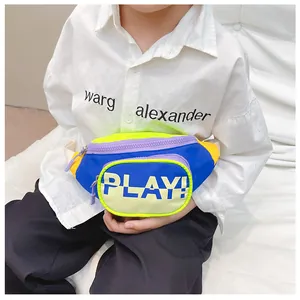 Détail de la sacoche banane pour enfants avec texte 'PLAY!' et design bicolore vif