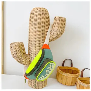 Détail d'un sac banane enfant en nylon coloré avec imprimé PLAY!! et fermeture éclair