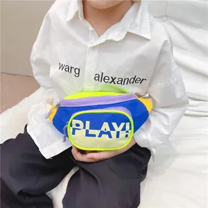 Sac banane enfant bicolore bleu et jaune fluo avec imprimé lettres PLAY! pour garçons