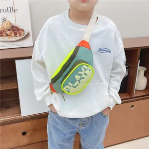 Sacoche de poitrine colorée pour enfant avec texte PLAY! porté par un petit garçon chic