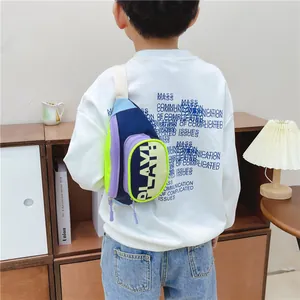 Sac banane enfant bicolore en nylon bleu marine et vert fluo avec imprimé PLAY! tendance