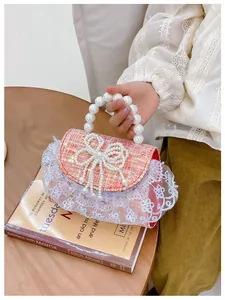 Detail van rode tweed handtas voor meisjes met kanten rand en grote parelmoeren strik