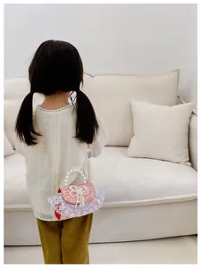 Roze tweed handtas voor kinderen met kant en gouden ketting gezien vanaf de achterkant