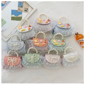 Detail van tweed kindertassen met parelhandvatten en kantafwerking in diverse kleuren