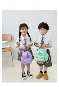 Mini sacs à dos pour enfants en violet et vert menthe portés par des modèles