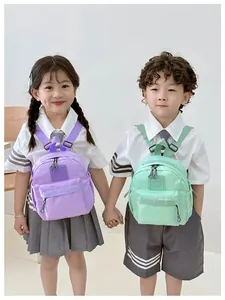 Vue détaillée des sacs à dos enfants en nylon violet et menthe avec bretelles
