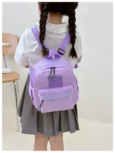 Vue arrière d'un enfant portant un sac à dos en nylon violet avec logo GIDL CAES et sangles