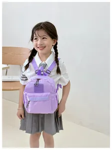 Gros plan d'un sac à dos violet en nylon pour tout-petit avec bretelles réglables