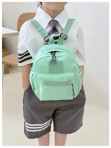 Détail du sac à dos maternelle vert menthe montrant le tissu nylon et les poches