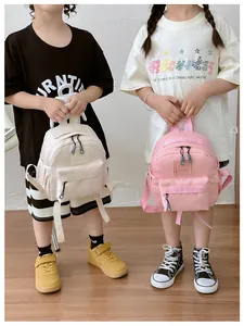 Détail des sacs à dos de maternelle crème et rose avec bretelles réglables et fermetures