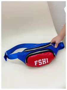 Dettaglio del marsupio per bambini rosso e blu con lettere bianche e doppia cerniera