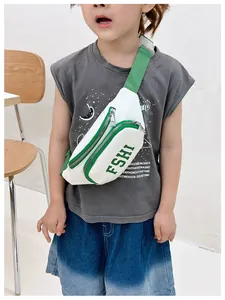 Dettaglio del marsupio bianco per bambini con cerniera verde e scritte stampate