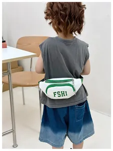 Dettaglio del marsupio bianco per bambini con zip verde e stampa con lettere FSHI sul retro