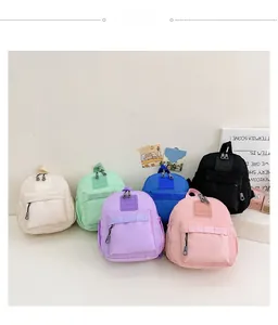 Détail de mini sacs à dos en nylon en six couleurs variées pour enfants de maternelle