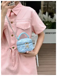 Détail du mini sac à paillettes bleues avec zip rose dorée et bandoulière