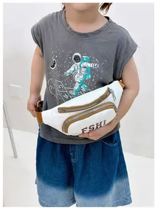 Dettaglio del marsupio per bambini in pelle PU bianca con stampa FSHI e finiture marroni