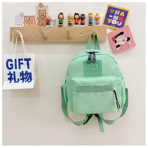 Détail du sac à dos enfant vert menthe avec logo en caoutchouc et texture nylon durable