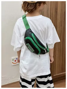 Dettaglio del marsupio bimbo in pelle nera con cinghie verde brillante e doppia zip