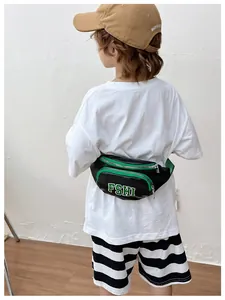 Vista posteriore del marsupio nero da bambino con zip verdi e tracolla regolabile