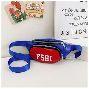 Dettaglio del marsupio per bambini bicolore blu e rosso con doppia cerniera e fibbia