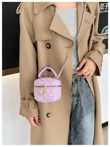 Détail du mini sac bandoulière en tweed violet avec paillettes et chaîne dorée sur mannequin