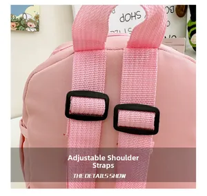 Gros plan détaillé des bretelles réglables du sac à dos rose avec boucles durables