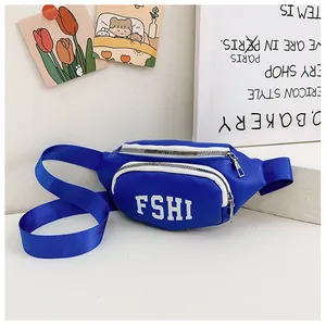 Dettaglio della borsa a tracolla blu per bambini con scritte bianche e doppia cerniera