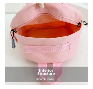 Structure interne du sac à dos rose pour enfants avec compartiment principal et doublure jaune