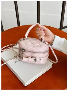 Detail van roze gewatteerde mini-tas met lederen handvat en ketting schouderriem