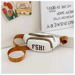Dettaglio del marsupio bianco per bambini con scritte FSHI marroni e tracolla regolabile