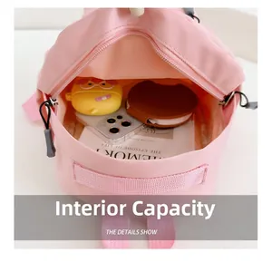 Capacité interne du sac à dos en nylon rose montrant l'espace pour téléphone et porte-monnaie