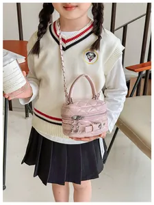Detail van roze gewatteerde mini-kettingtas voor kinderen met een preppy outfitstijl