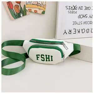 Dettaglio del marsupio bianco per bambini in pelle con scritte FSHI verdi e cinturino