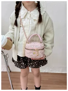 Détail du sac enfant en tweed à paillettes roses avec fermeture éclair dorée