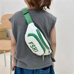 Borsa pettorale per bambini con cinturini verdi e stampa FSHI indossata da modello