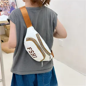 Marsupio bimbi minimalista in PU bianco con cinturino marrone e scritta FSHI