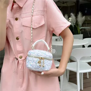 Mini sac bandoulière blanc matelassé à paillettes pour fille avec chaîne dorée et breloque