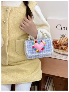 Dettaglio borsa bimba in tweed viola con cuore rosa e manico di perle bianche