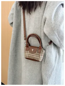 Dettaglio mini borsa vintage per bambini in lana a scacchi con tracolla