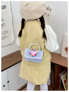 Borsa a tracolla in tweed viola per bambine con cuore rosa e manico di perle in ambiente reale
