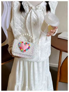 Dettaglio borsa bimba in tweed con cuore rosa 3D e manico di perle finte