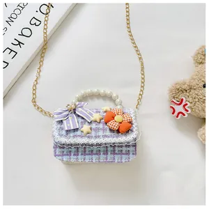 Detail van paarse tweed tas voor meisjes met parelhandvat en witte kanten randen
