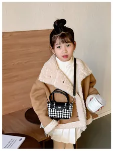 Dettaglio della borsa mini pied-de-poule per bambini con manico in pelle e fibbia in metallo