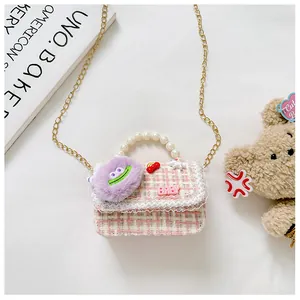 Detailopname van kinder tweed tas met parel handvat en schattige cartoon decoraties