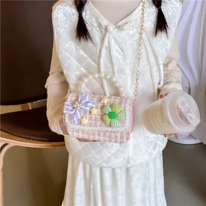 Roze tweed schoudertas voor kinderen met parelhandvat en schattige bloemhangers