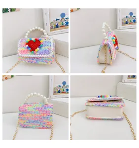 Vista multi-angolo di borsa in tweed per bambine con manico di perle e cuore