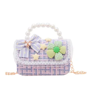Schattige tweed handtas voor kinderen met parelhandvat en cartoon bloem charms op wit