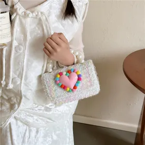 Borsa a tracolla per bambini in tweed con cuore rosa, pompon colorati e manico di perle