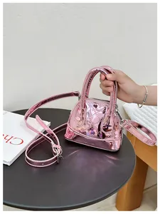 Détail d'un mini sac matelassé rose métallisé avec motif cœur et détails argentés