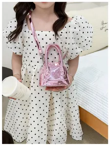 Détail du mini sac matelassé rose métallique avec logo KAYKAI et bandoulière